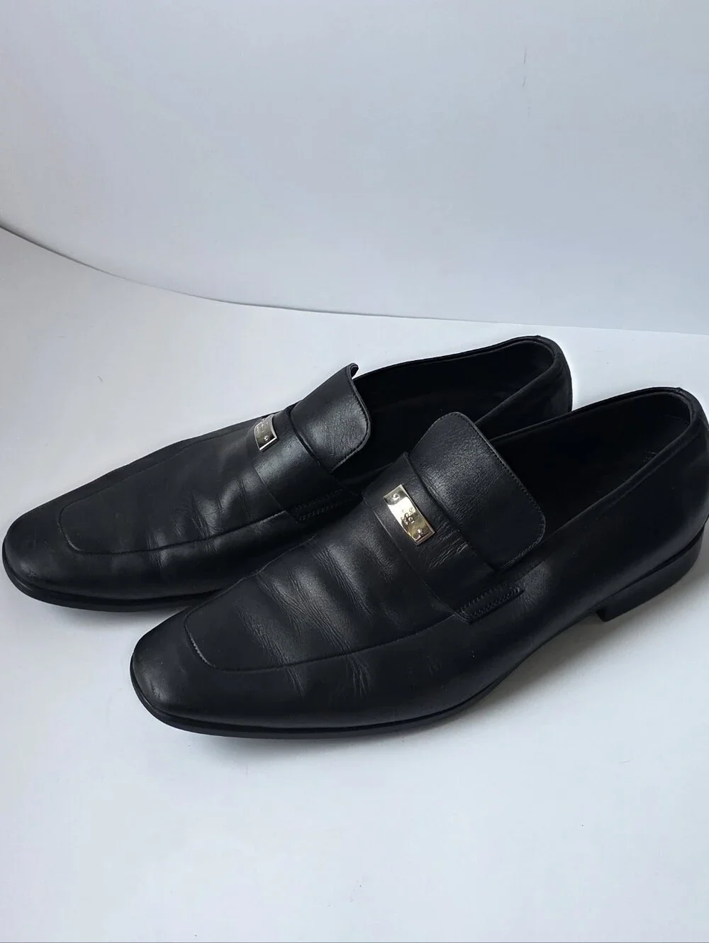Gucci Black Leather Men’s Slip-On Dress Shoes with Silver Accent